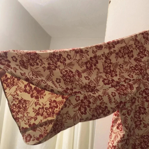 Floral Pattern Blouse - Picture 2 of 7